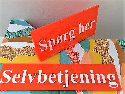 Vis vej med vores flotte skilte Skilte til biblioteker - stort udvalg af skilte hos Bibshop.dk